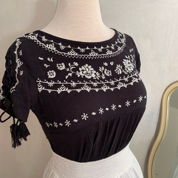 Hollister Embroidered Lace Up Sleeves Tassel Top - Picture 9 of 11